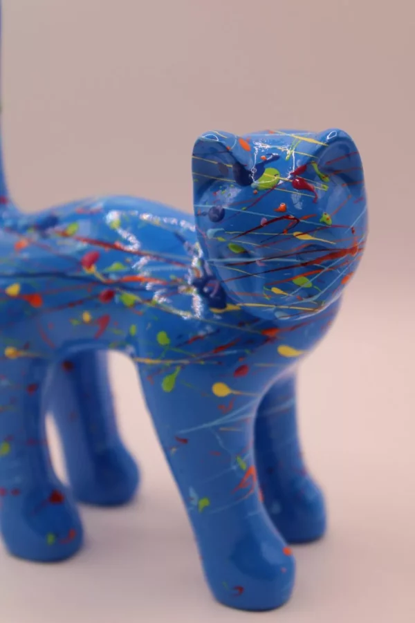 Beeld kleine kat blauw met spatten