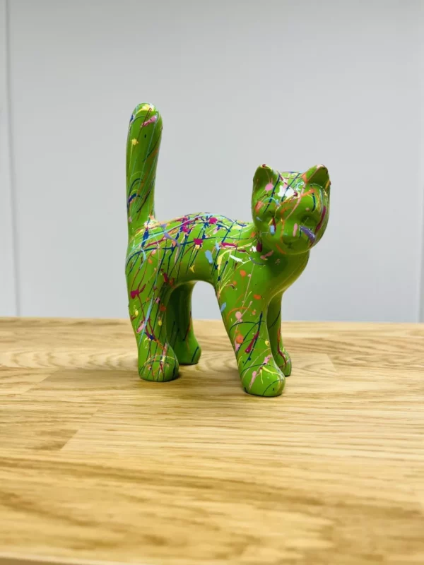 Beeld kleine kat groen met spatten