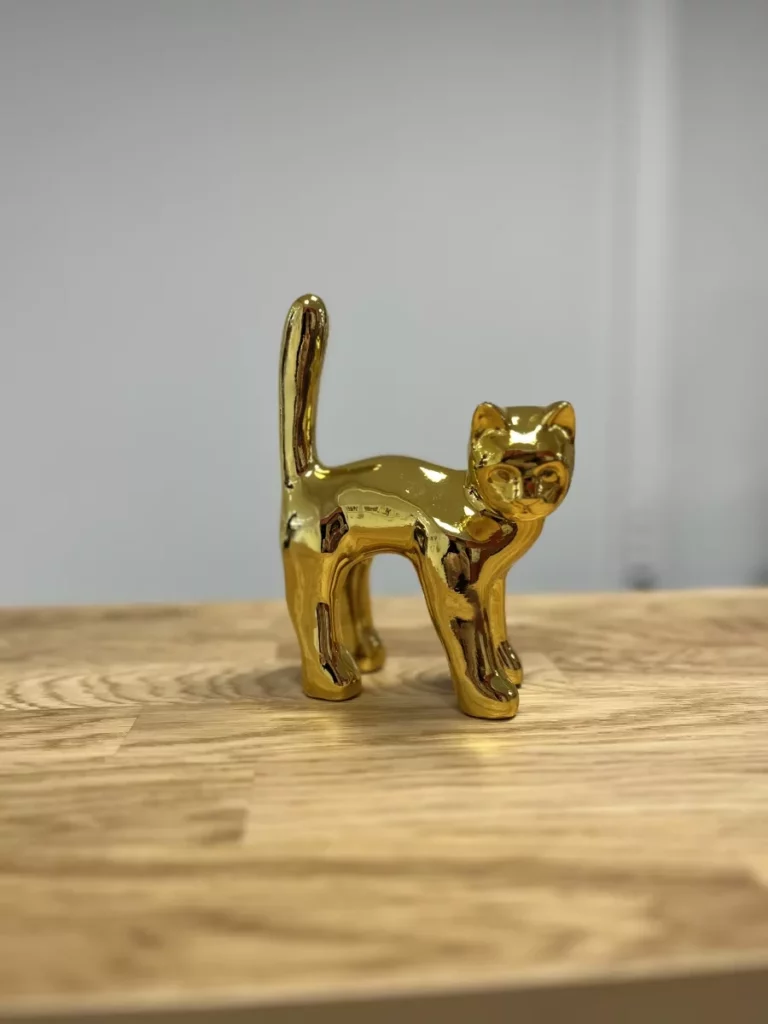 Beeld kleine kat keramiek goud