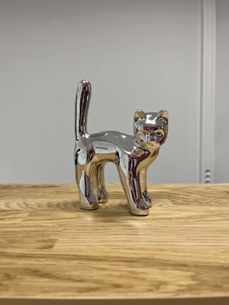 Beeld kleine kat keramiek zilver